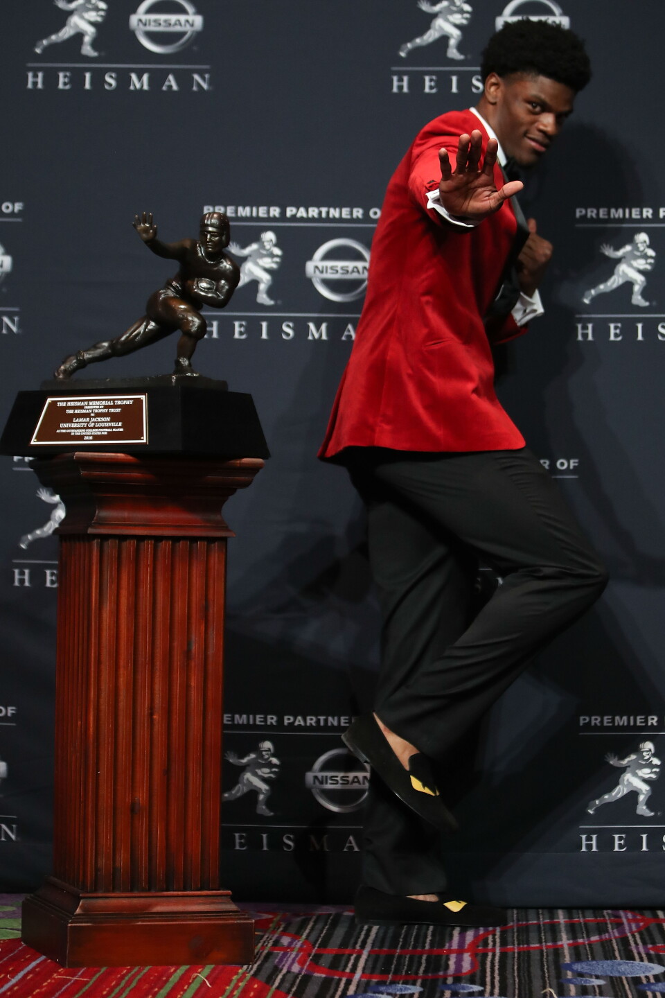 Photos Louisville S Lamar Jackson Wins Heisman Trophy