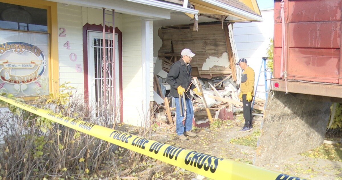 Pickup truck crashes into Butte's iconic candy store - Vimarsana News
