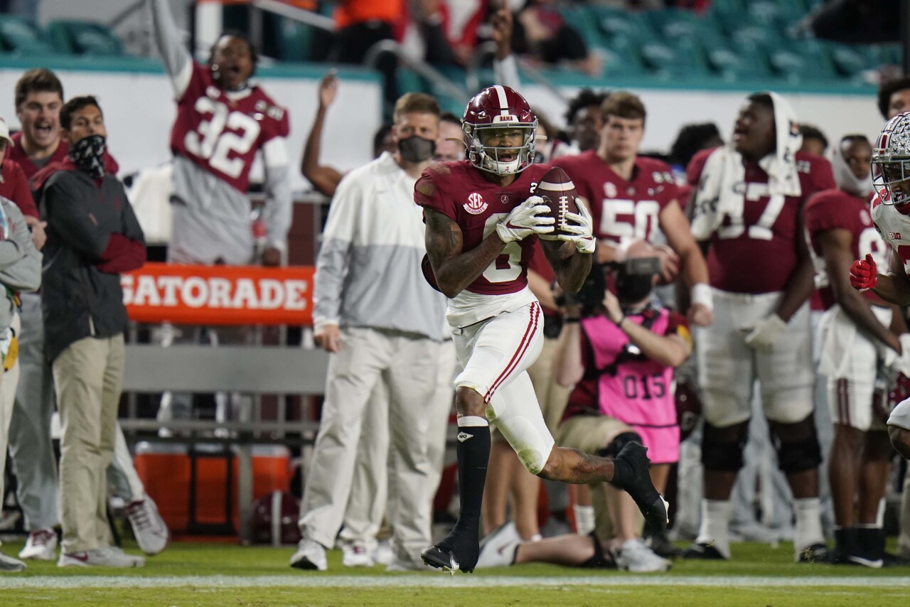 Alabama Crimson Tide receiver DeVonta Smith catches TD vs. Ohio State Buckeyes in 2021 College Football Playoff National Championship