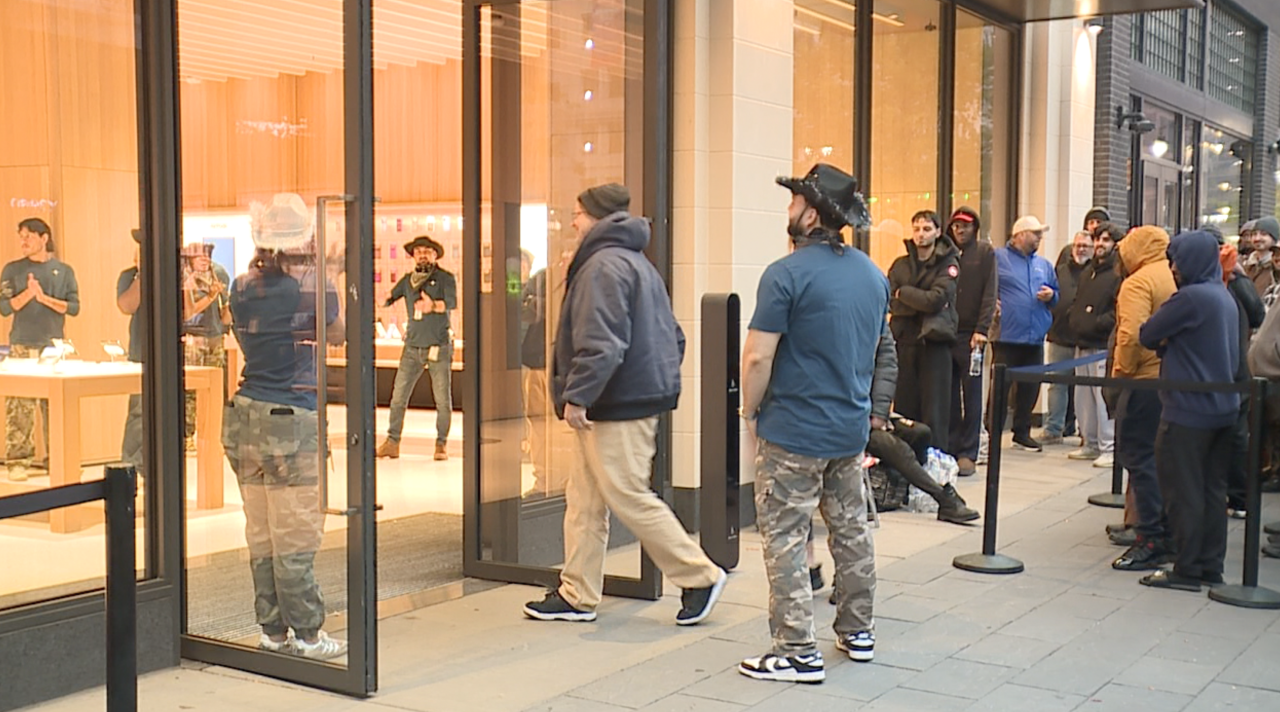 Dozens Walk into Apple Store for iPhone Duo