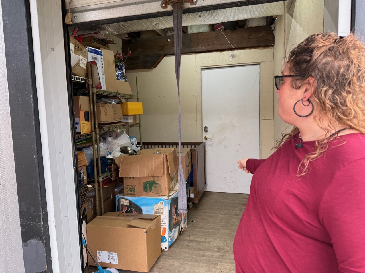 store jami pointing.jpg