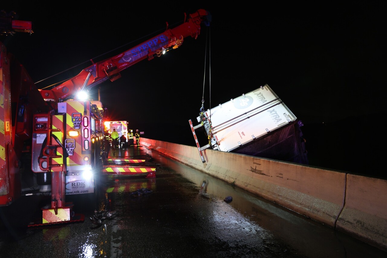 18 wheeler crash 2.jpg