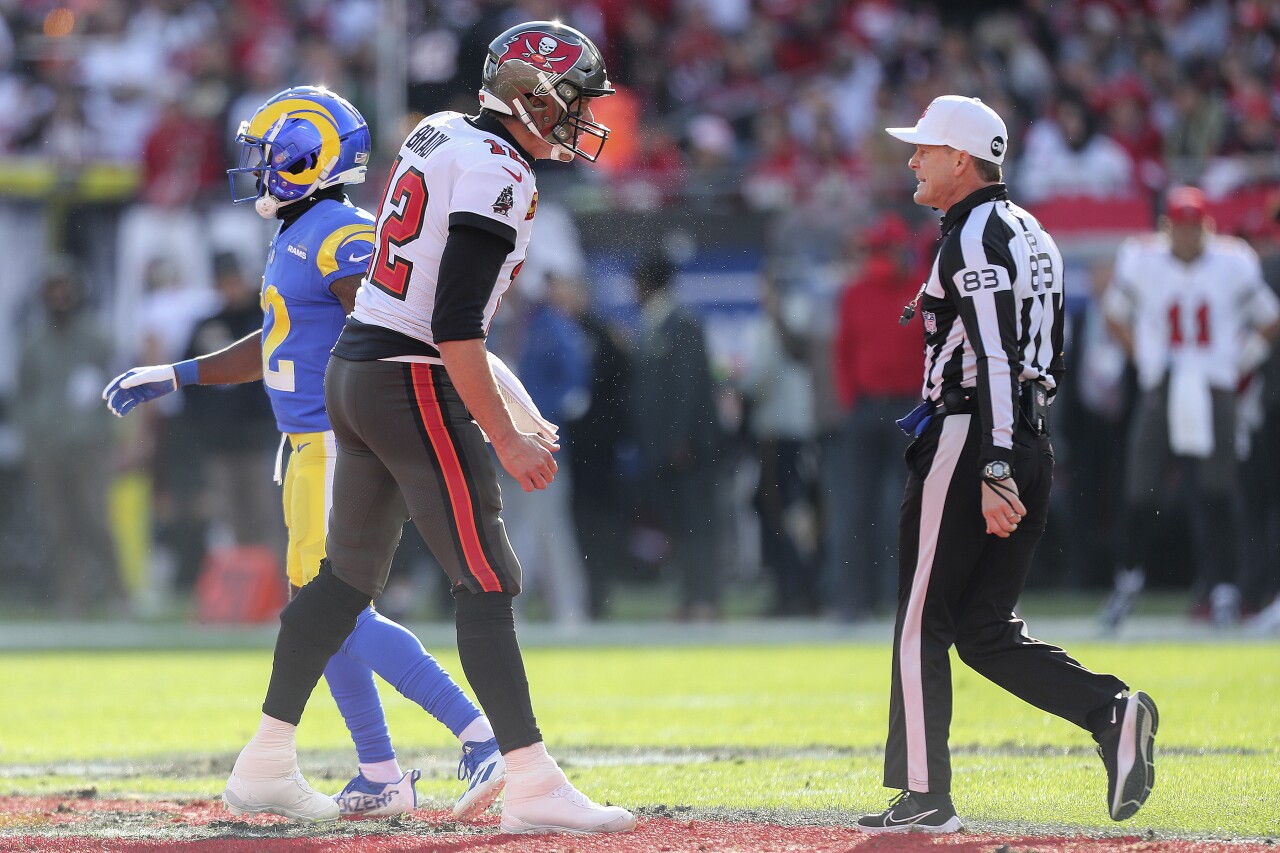Tampa Bay Buccaneers QB Tom Brady yells at referee Shawn Hochuli during NFC divisional playoff game vs. Los Angeles Rams, Jan. 23, 2022