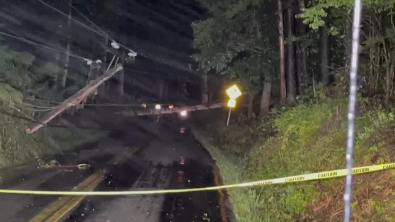 Tree, powers lines down on Confederate Hills Road