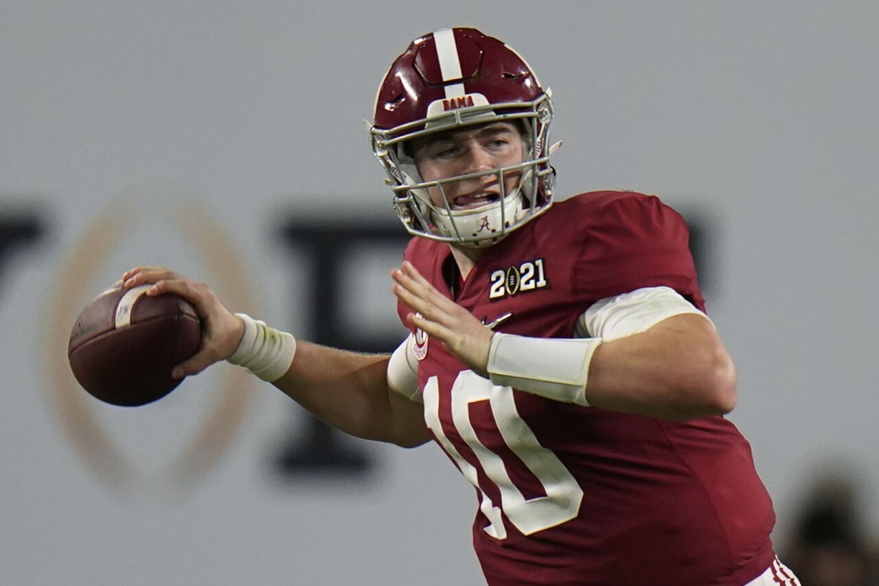 Alabama Crimson Tide QB Mac Jones throws in second half of 2021 College Football Playoff National Championship