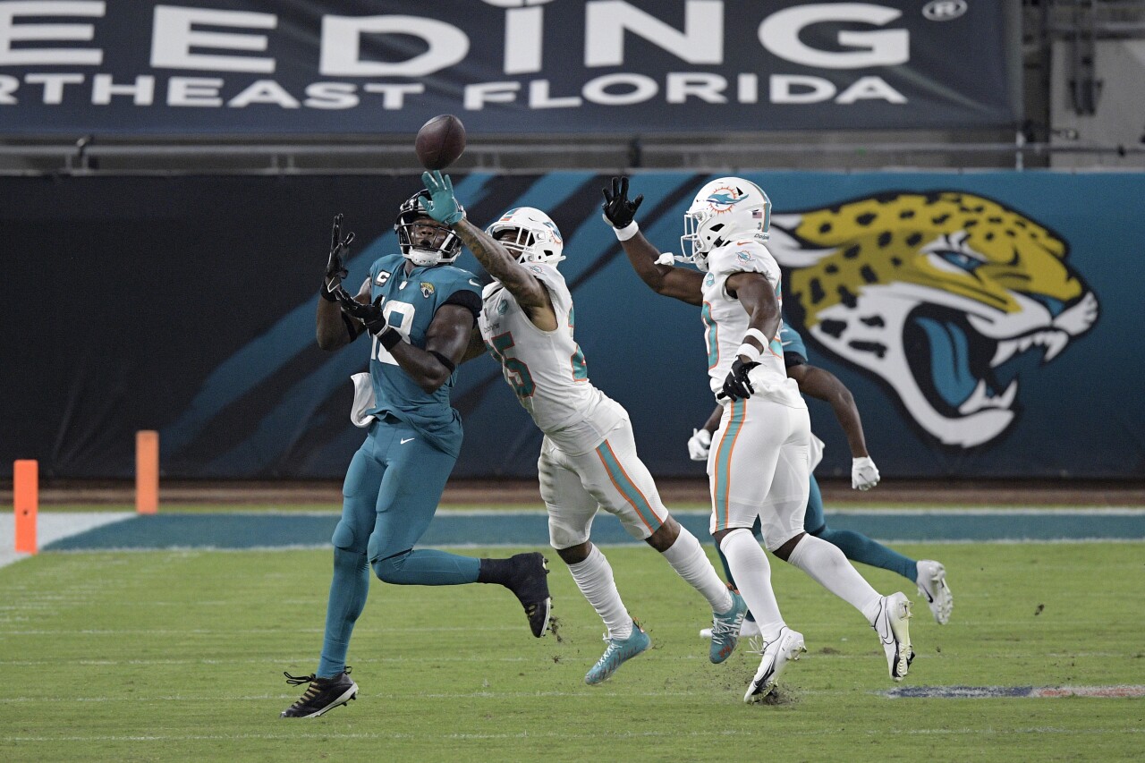 Jacksonville Jaguars receiver Chris Conley catches pass vs. Miami Dolphins in 2020