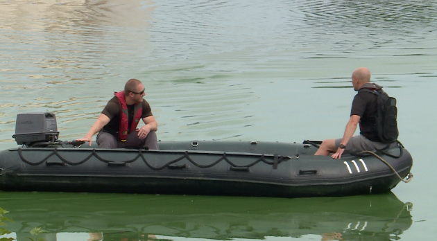 Green Bay police officers train on the Fox River for a water rescue and recovery simulation.