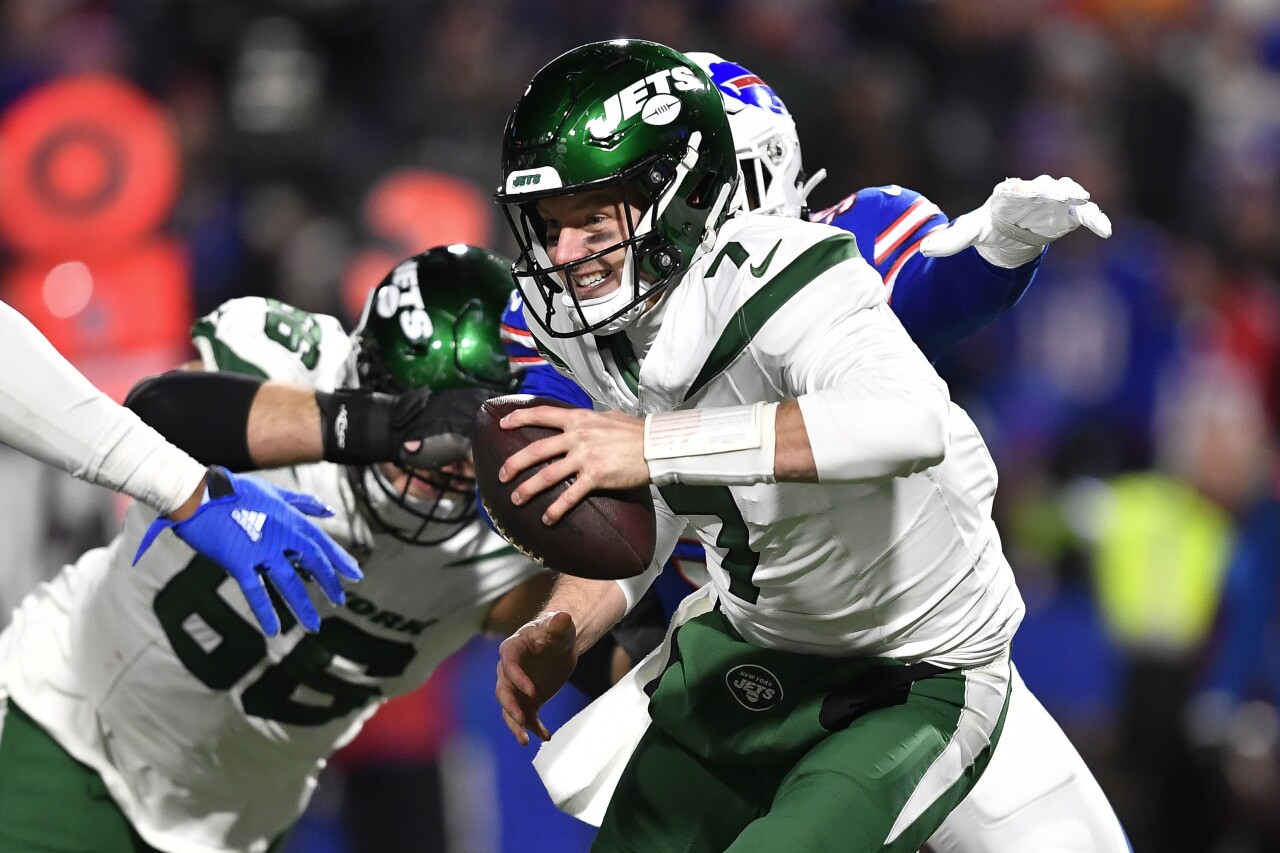 New York Jets QB Tim Boyle runs with football at Buffalo Bills, Nov. 19, 2023