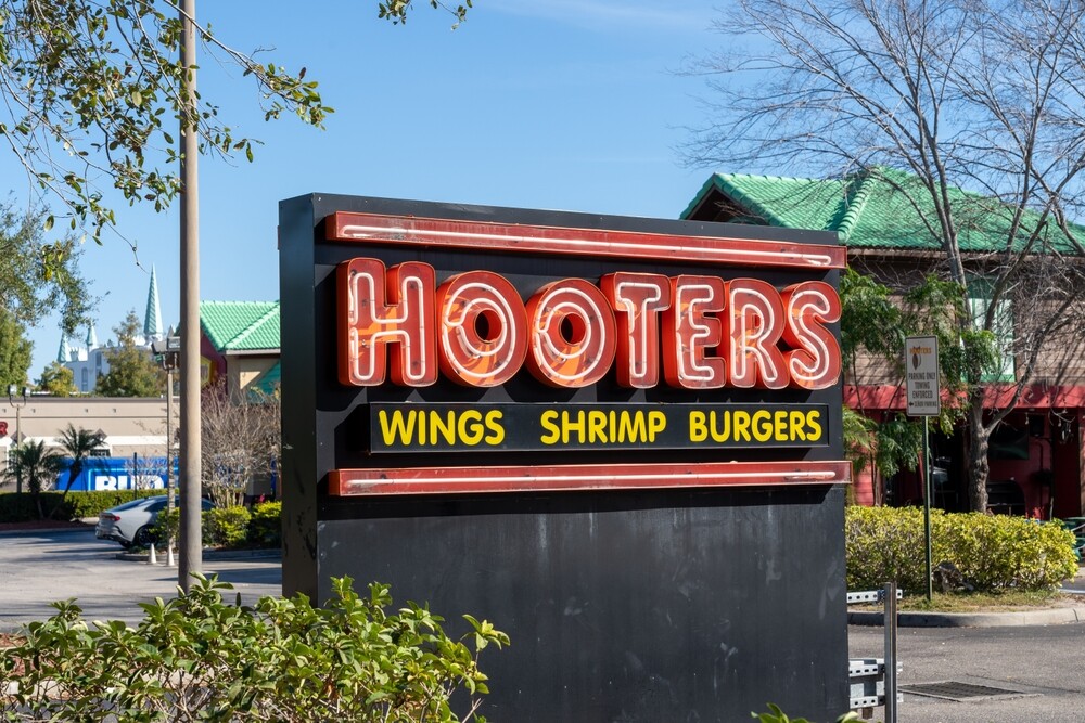 Orlando,,Fl,,Usa,-,January,6,,2022:,A,Hooters,Restaurant