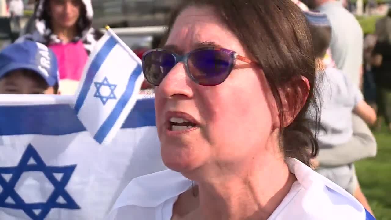 Sigalit Berlianerblaw is "praying" her sister in Israel is fine. Oct. 9, 2023