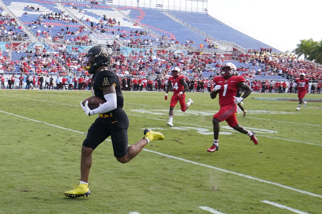 Appalachian State Mountaineers receiver Jalen Virgil scores TD vs. Western Kentucky Hilltoppers in Boca Raton Bowl in 2021