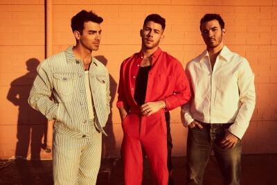 Lenovo® Yoga® et Intel® Evo™ annoncent une expérience dédiée aux adeptes avec les Jonas Brothers pour un concert virtuel immersif