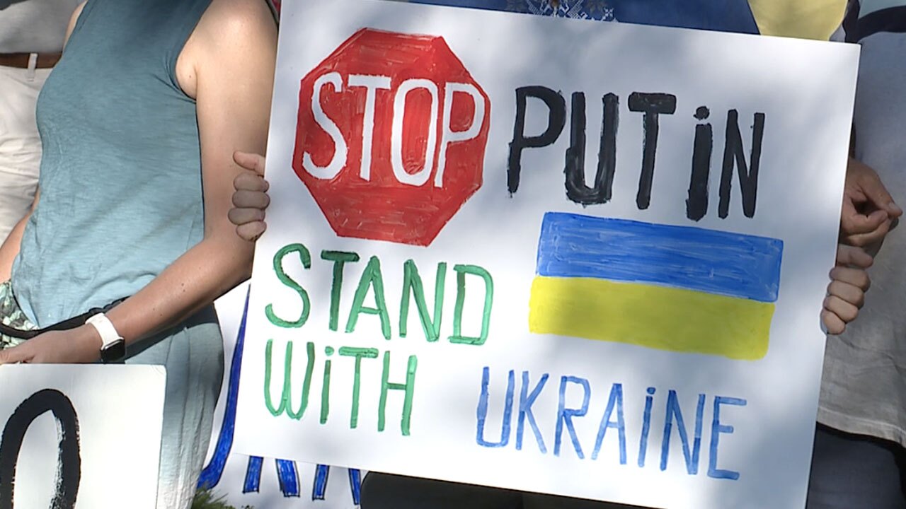 st-pete-protest-to-support-Ukraine-WFTS-WENDI.jpg