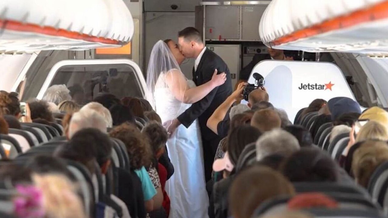 Couple Tie The Knot 37 000 Feet In The Air Between Australia