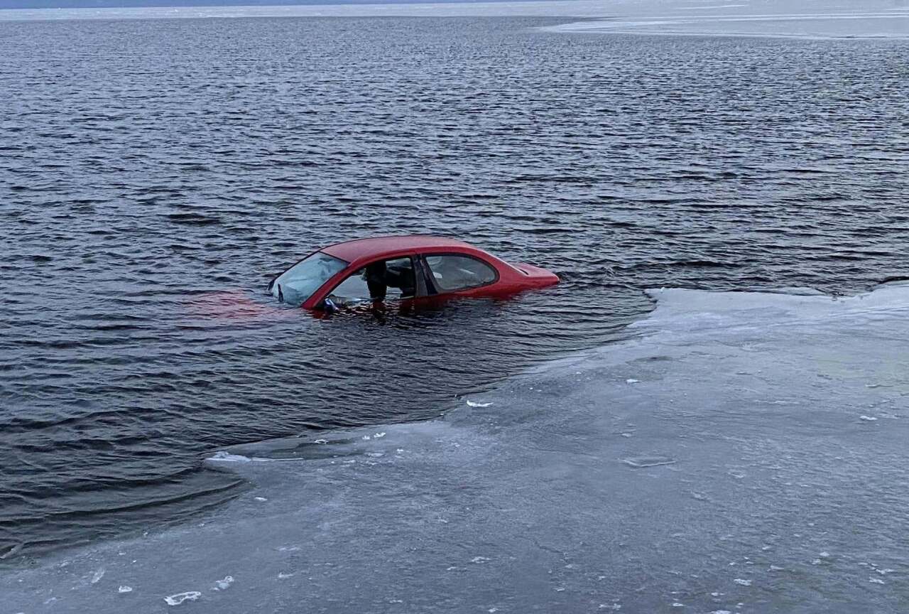 Car plunges into Lake Winnebago