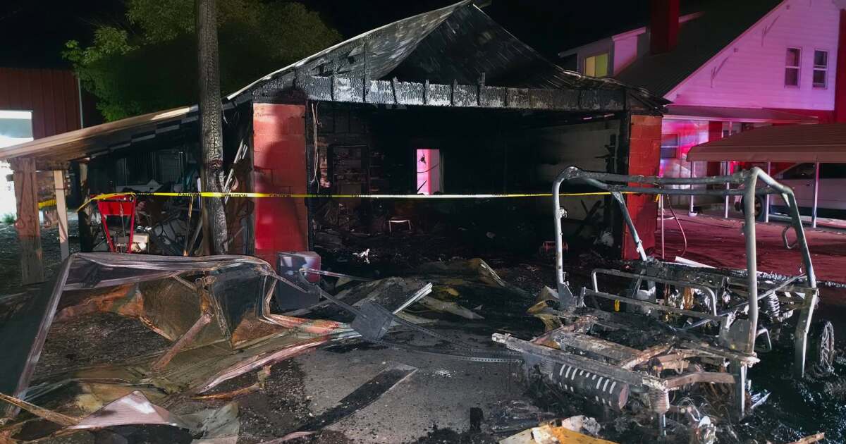 Garage fire threatens multiple homes in Garland