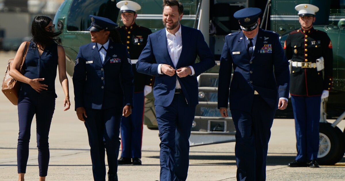 Ο αντιπρόεδρος JD Vance και η σύζυγός του Usha καλωσόρισαν ένα αγοράκι