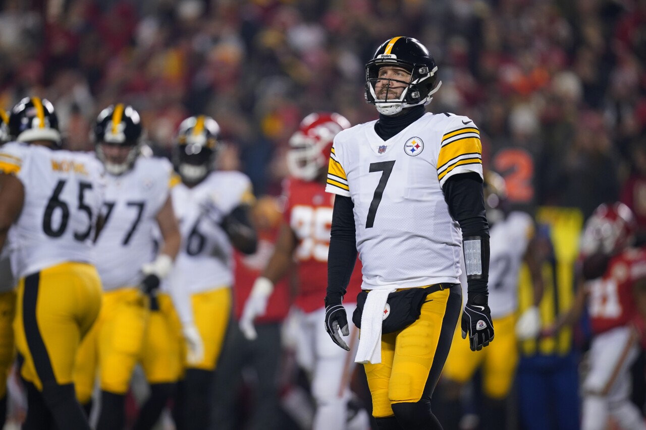 Pittsburgh Steelers QB Ben Roethlisberger walks off field during first half of wild-card playoff game at Kansas City Chiefs, Jan. 16, 2022