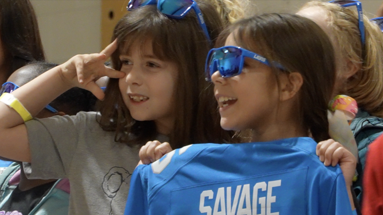 Detroit Lions players visit Savage Elementary for surprise reading event