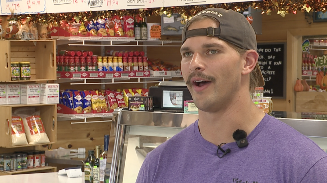 CHARLES MICHEAU:WORKS AT THE FISH MARKET.png