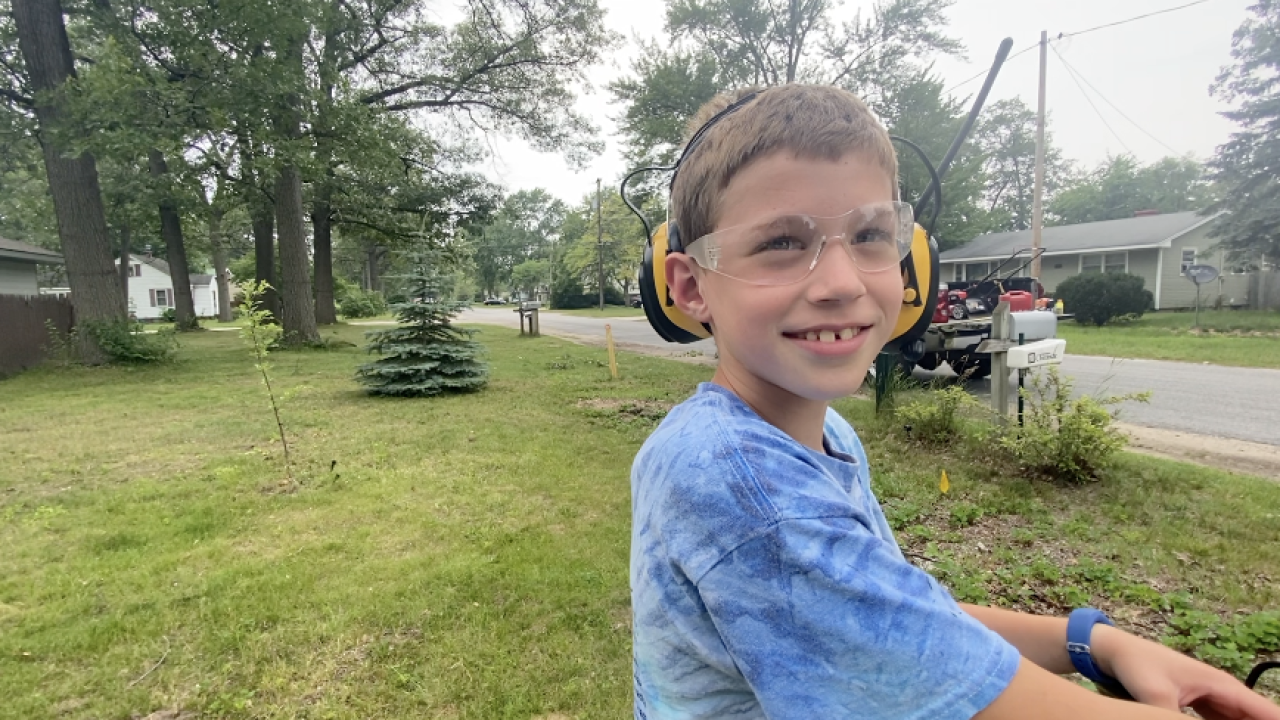 8-year-old mows lawns for free