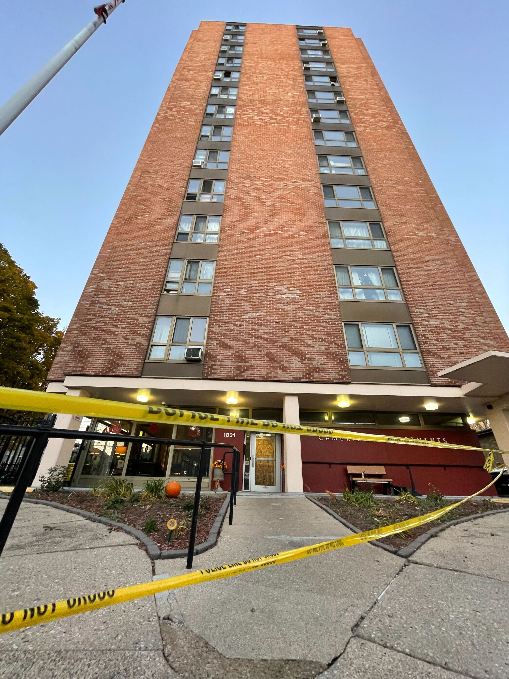 Fire at Milwaukee high-rise apartment building; 1 person injured
