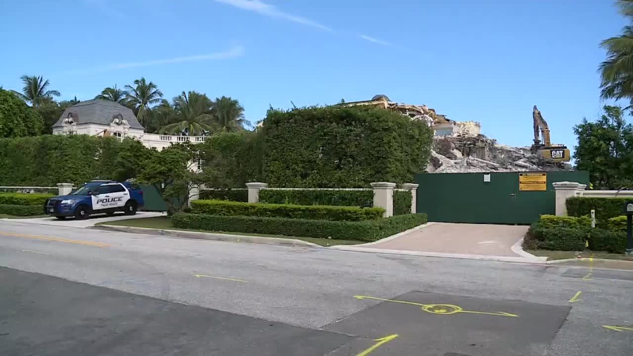 Palm Beach police vehicle parked outside Estee Lauder mansion being demolished at 1071 N. Ocean Blvd. in Palm Beach, Oct. 26, 2022