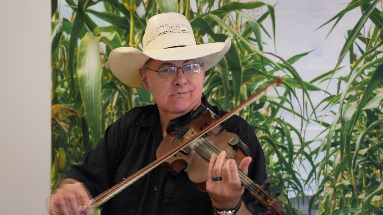 Fiddler at Sinton Chamber of Commerce