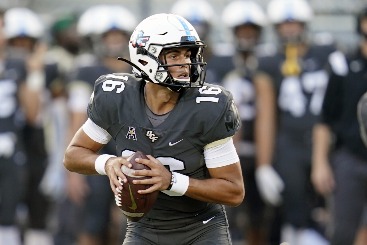 UCF Knights QB Mikey Keene looks for receiver vs. UConn Huskies, Nov. 20, 2021