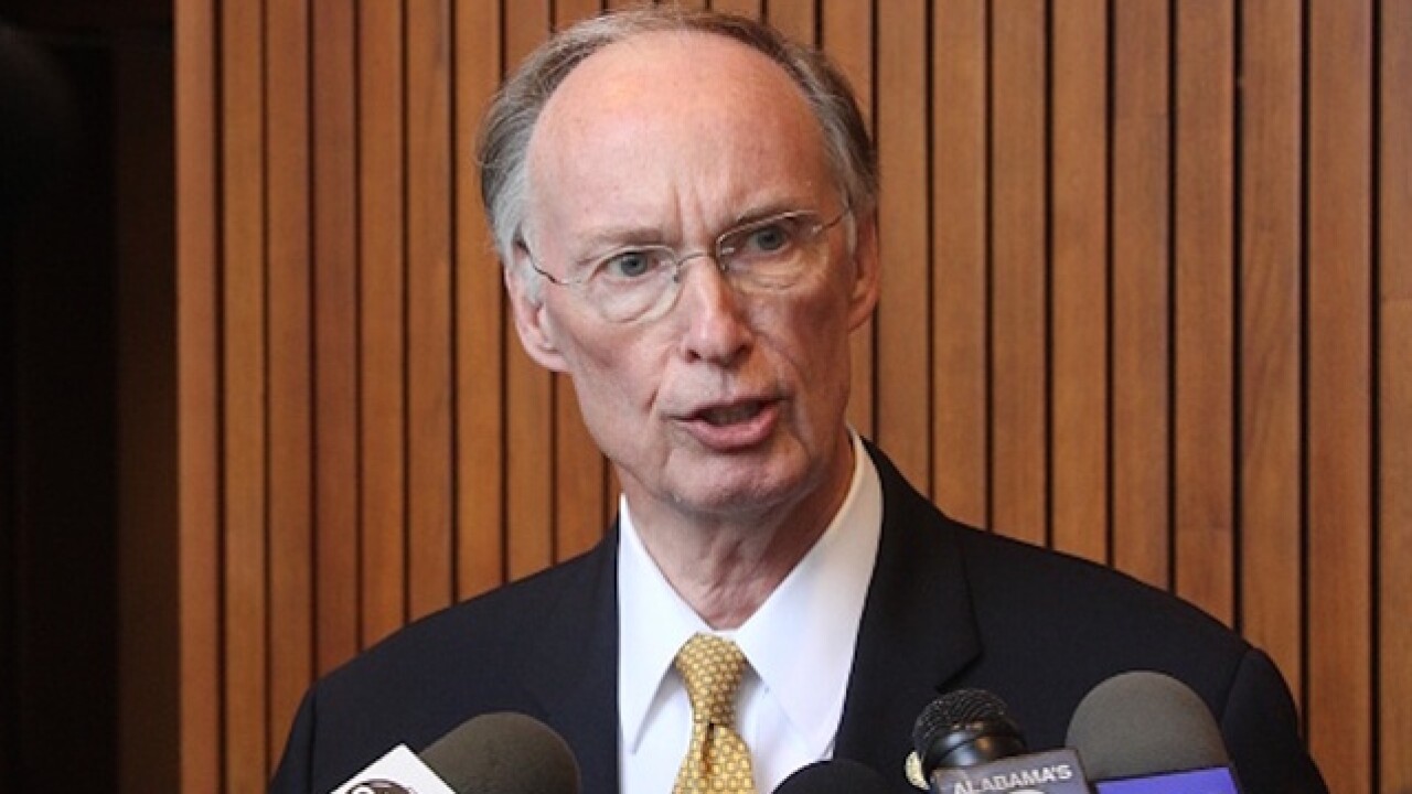Alabama governor resigns after being booked on 2 criminal counts