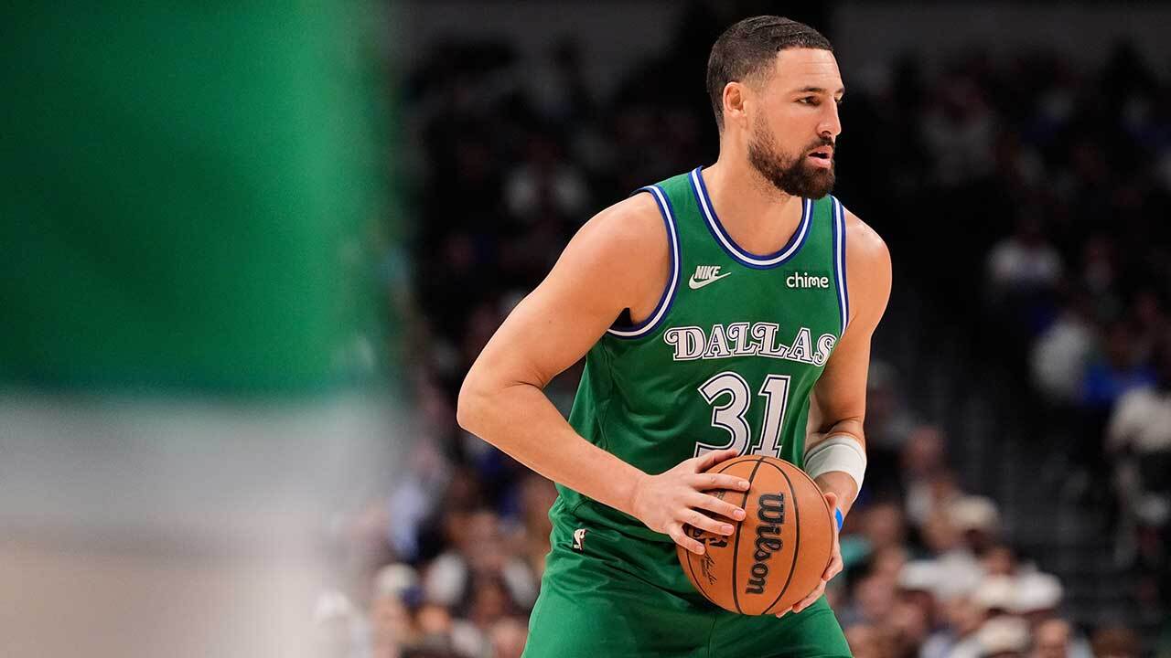 Dallas Mavericks guard Klay Thompson handles the ball during an NBA basketball game against the Atlanta Hawks in Dallas, March 18, 2026. 