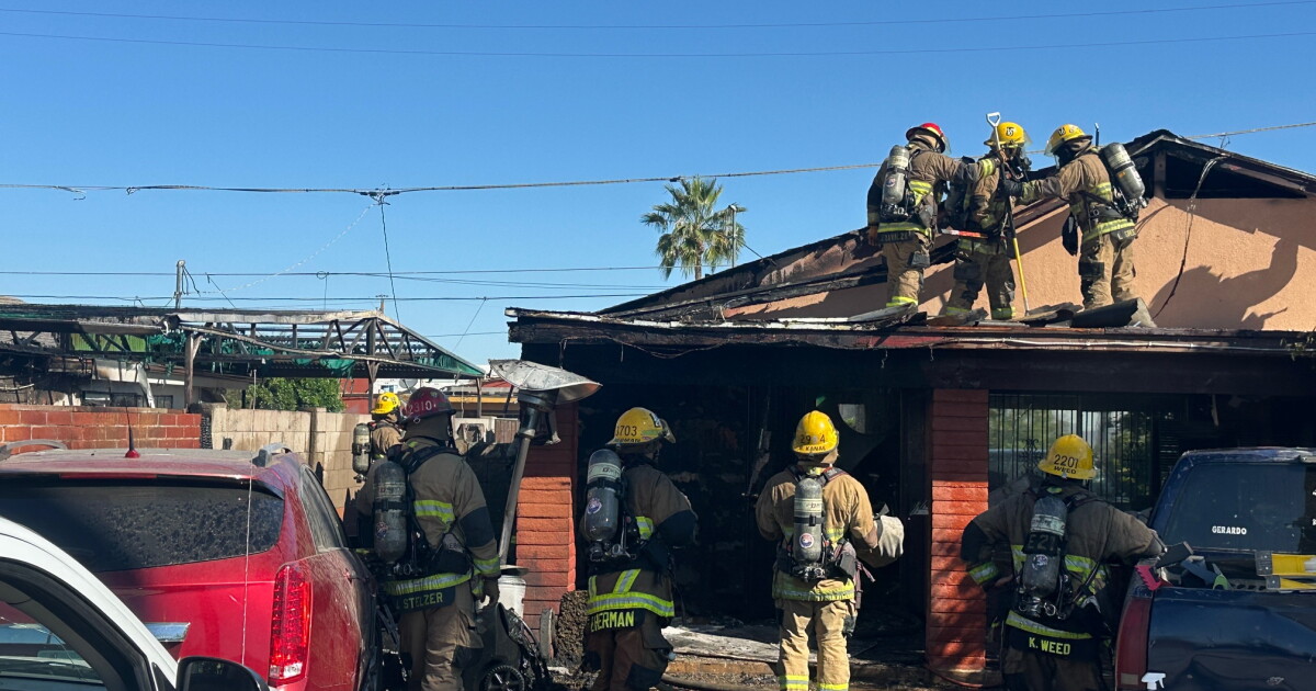 Seven people displaced after fire spreads between two Phoenix homes