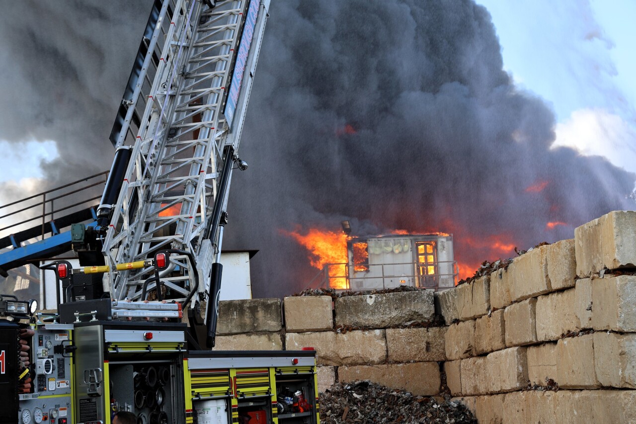 SCRAPYARD FIRE PIC 5.jpg