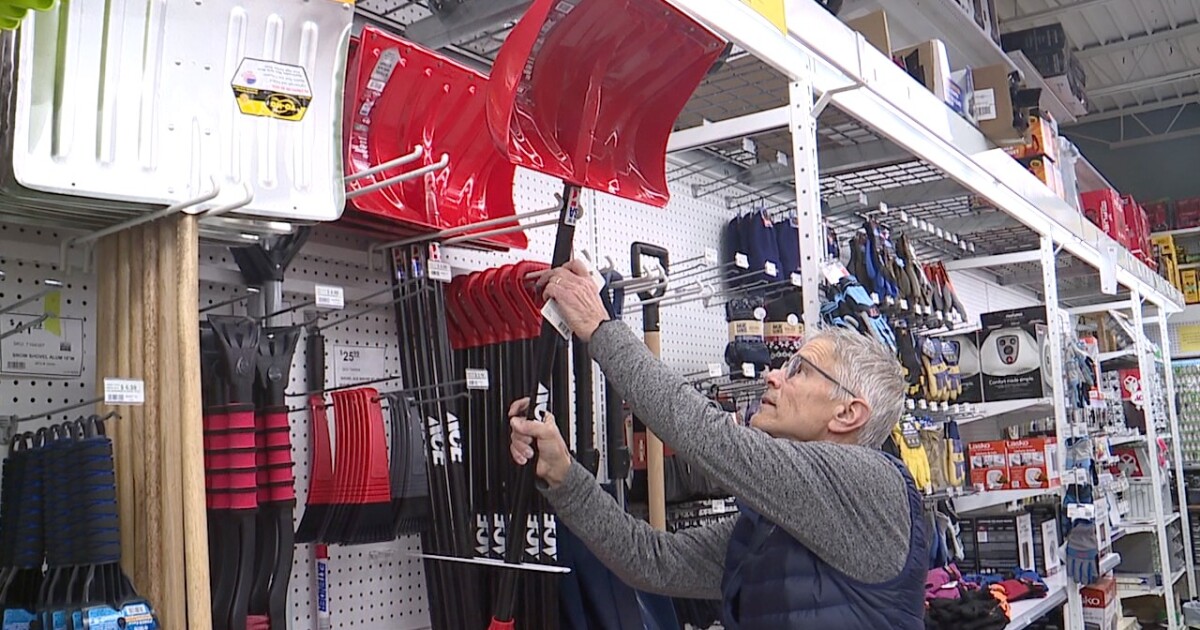 Cincinnati residents rush to stock up ahead of possible weekend snowstorm