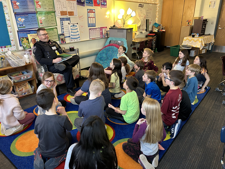 Cop reading to kids