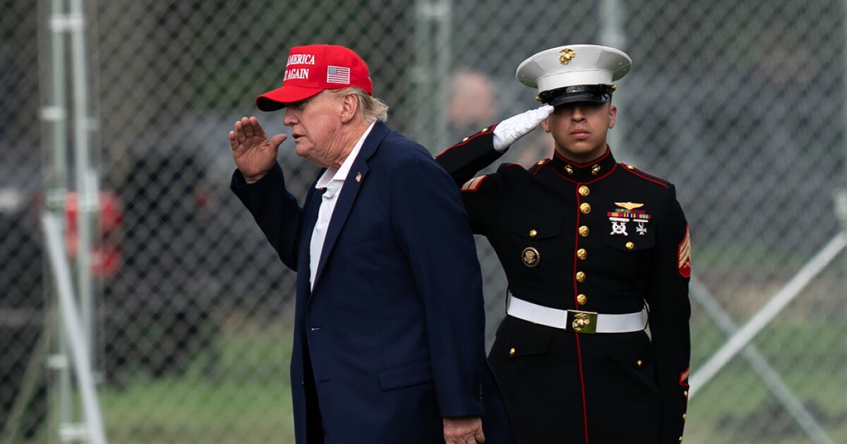 O presidente Donald Trump retribui a saudação enquanto caminha do helicóptero Marine One até sua limusine ao chegar ao Ellipse, em frente à Casa Branca, no domingo, 16 de agosto de 2026, em Washington.