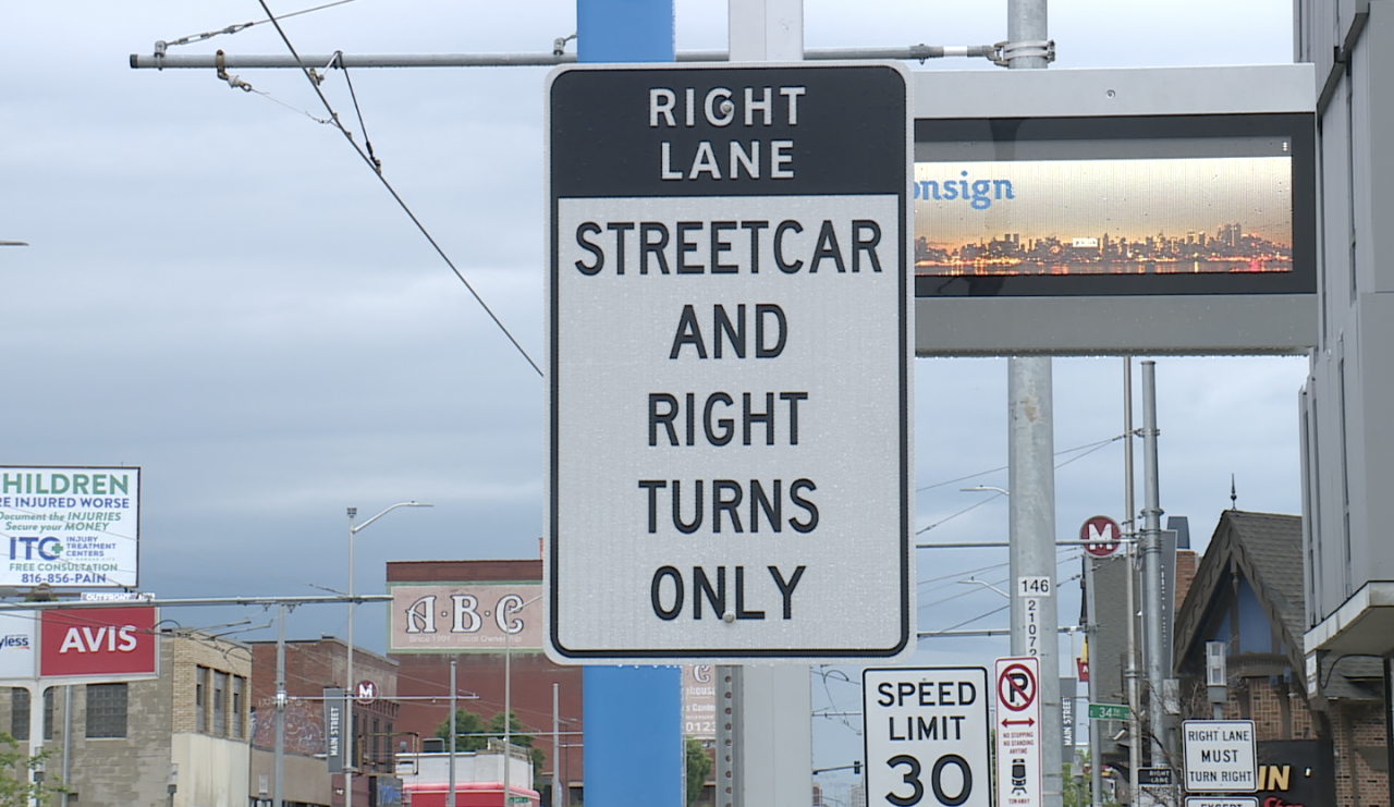 streetcar traffic sign.png