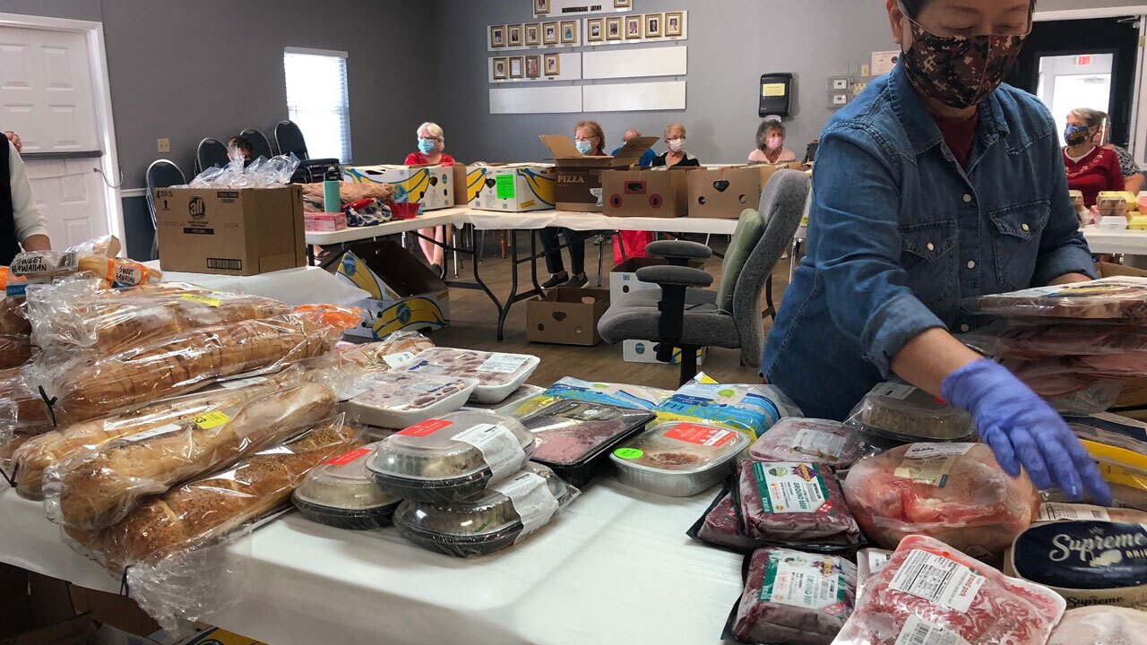 Woman-distributes-unused-food-from-restaurants-to-people-in-need.jpg