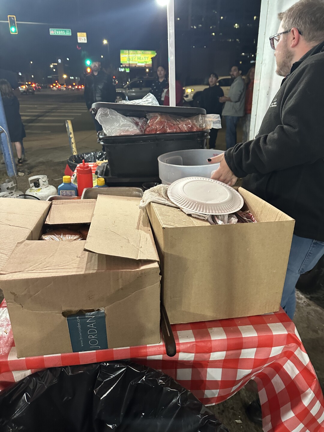 tacos tacolorado vendor putting food in boxes.jpeg
