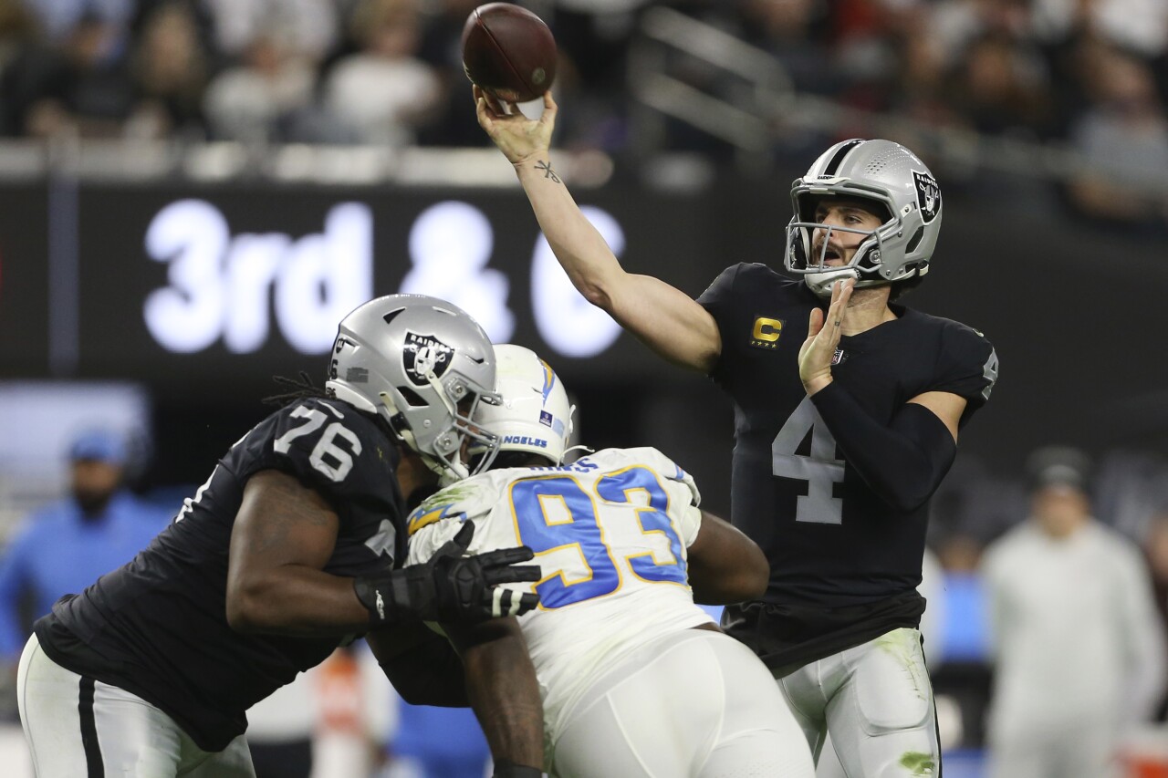 Las Vegas Raiders QB Derek Carr throws vs. Los Angeles Chargers, Jan. 9, 2022