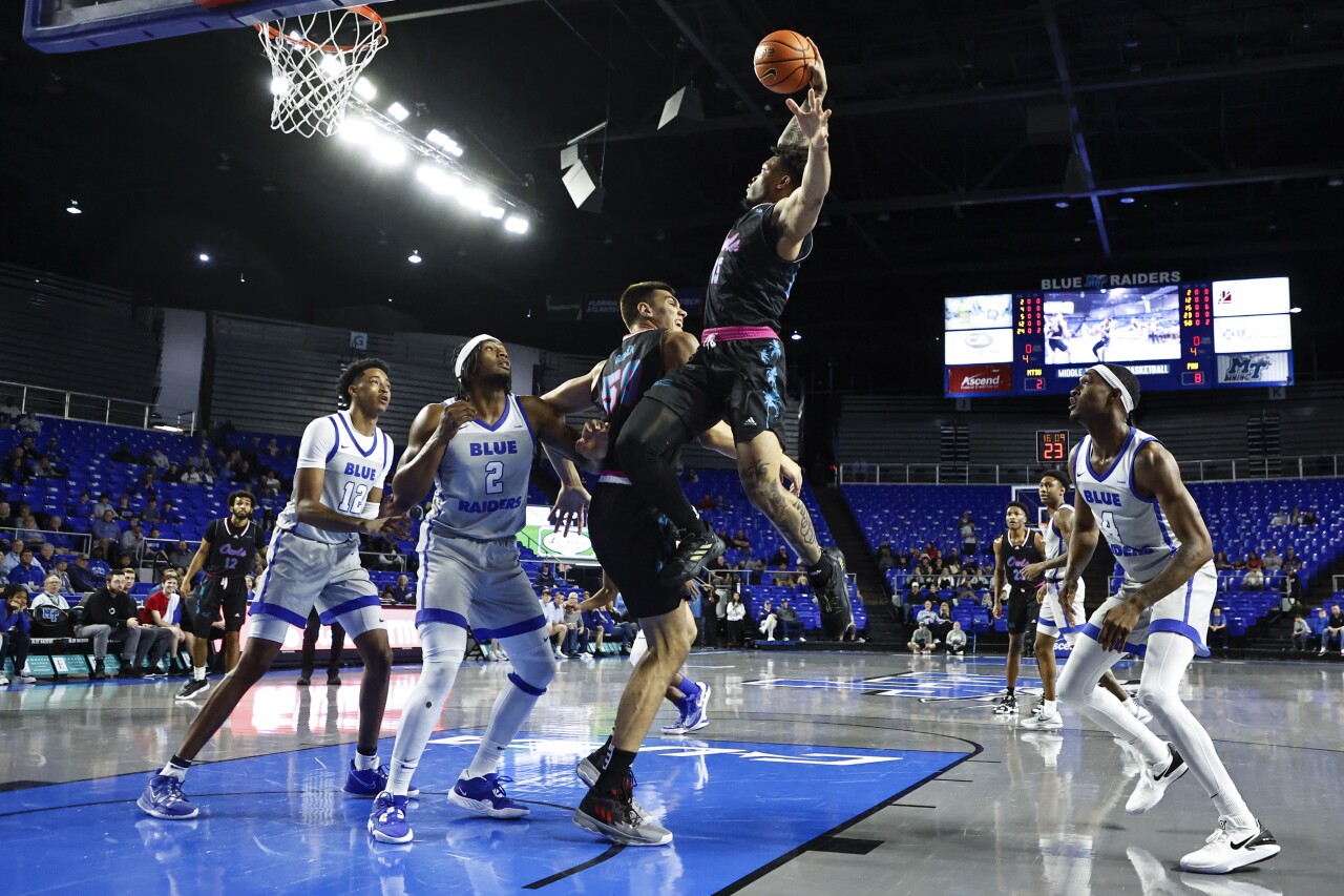 Florida Atlantic Owls guard Alijah Martin goes to dunk at Middle Tennessee Blue Raiders, Feb. 16, 2023