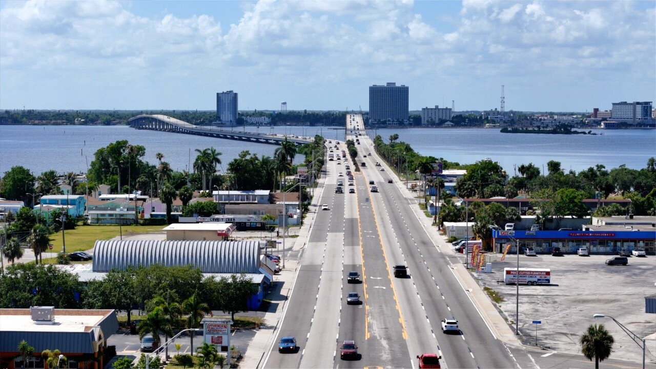 Traffic coming down Old-41 off the Edison Bridge.