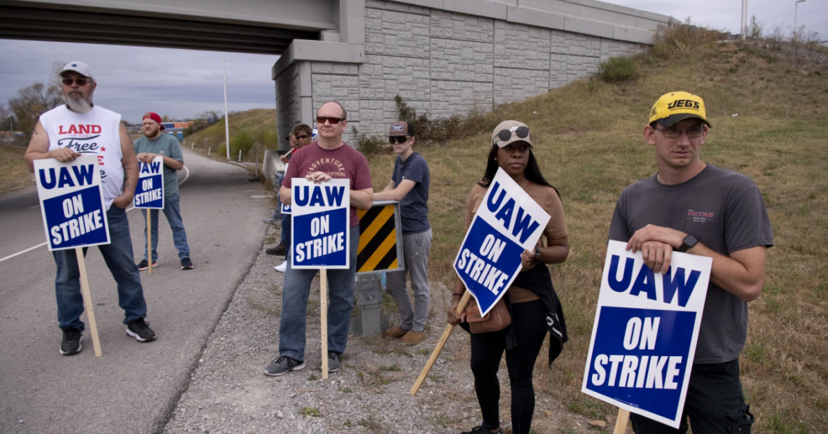 UAW widens strike against GM after landing tentative pacts with Stellantis, Ford - Vimarsana News