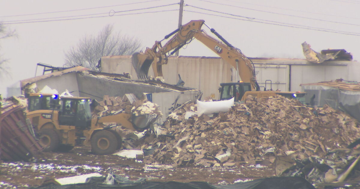 Train derailment cleanup continues in Trenton, Kentucky as businesses ...