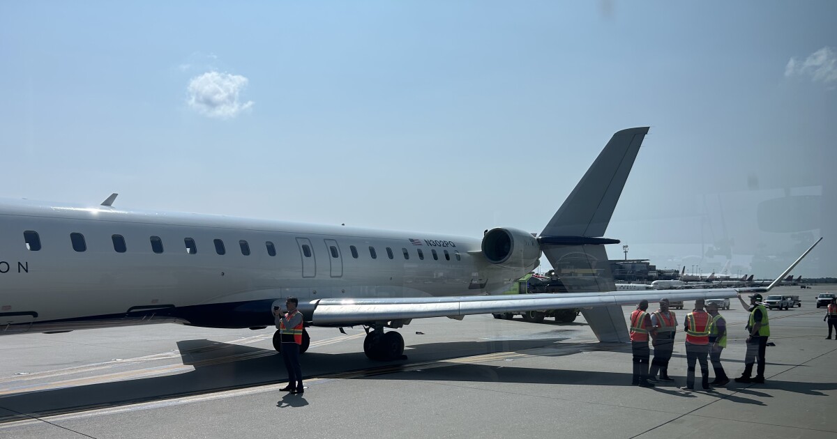 アトランタ空港で滑走中に飛行機が衝突、大きな爆発音が聞こえる