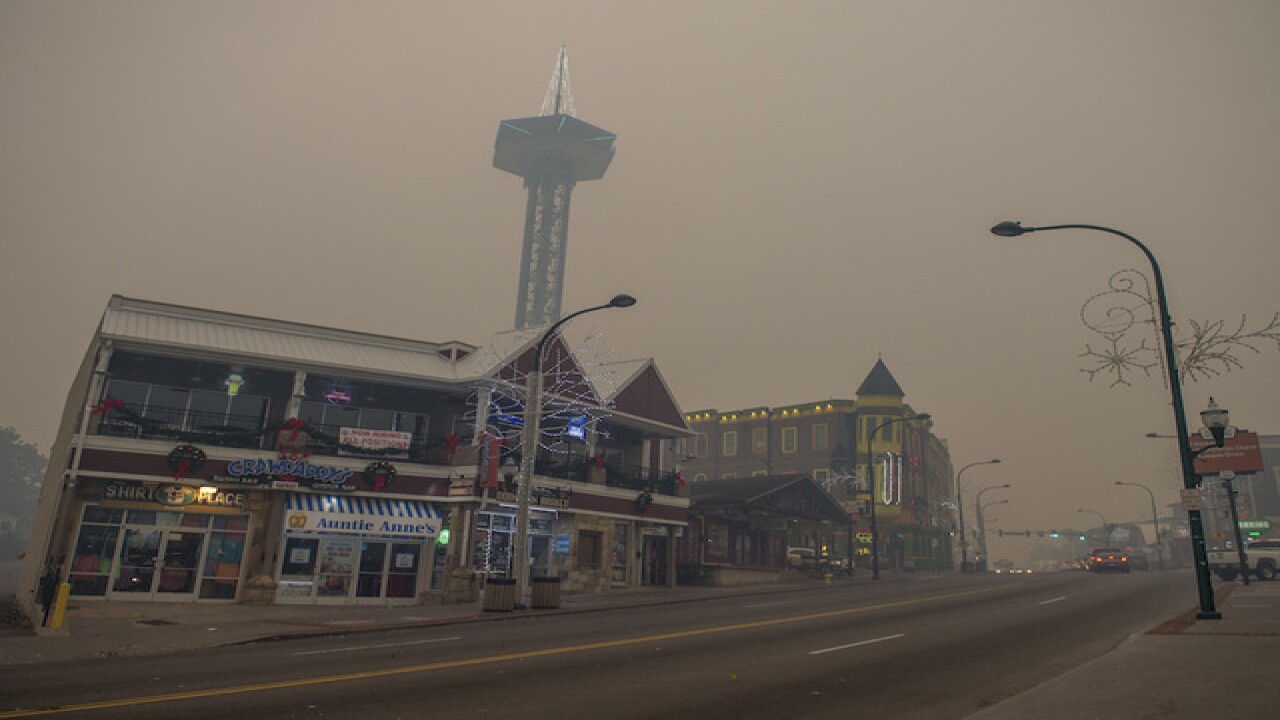Smoky Mountains wildfire moves toward Gatlinburg