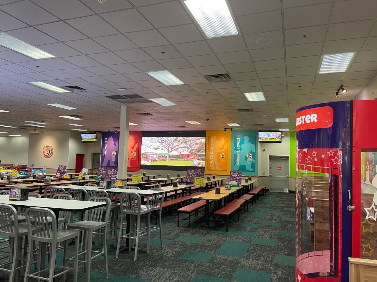 s516 Hamburg show room_video wall.jpg