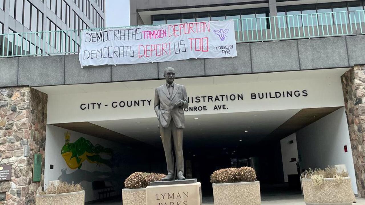 Movimiento Cosecha banner in Grand Rapids