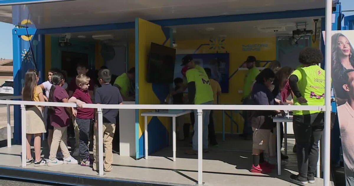 Tempe students check out mobile science lab with hands-on STEM learning
