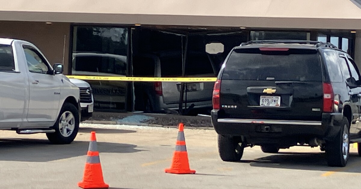 Car hits building in Appleton